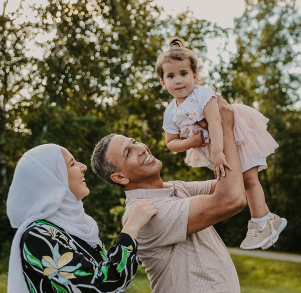 Jeune famille en extérieur